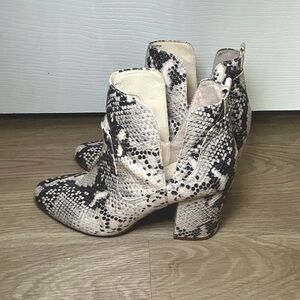 Steve Madden Black Cream Snakeskin Heeled‎ Boots women’s 8 going out statement